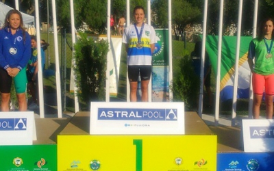 Bea Gómez (esquerra) abans de pujar al podi dels 400 estils